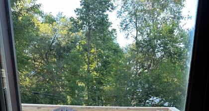 Cozy 2-bdrm home minutes from Kinnick and Melrose tailgating, AC, WiFi, parking