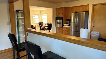 Kylskåp, mikrovågsugn, ugn och spishäll