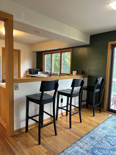 Cozy 2-bdrm home minutes from Kinnick and Melrose tailgating, AC, WiFi, parking 