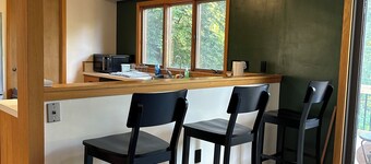 Cozy 2-bdrm home minutes from Kinnick and Melrose tailgating, AC, WiFi, parking 