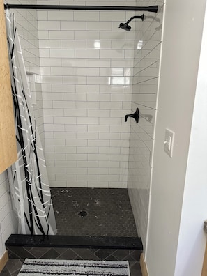 Shower, hair dryer, towels, soap - Cozy 2-bdrm home minutes from Kinnick and Melrose tailgating, AC, WiFi, parking (Iowa City)