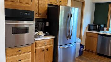 ثلاجة، ميكروويف، فرن، موقد طهي مسطح