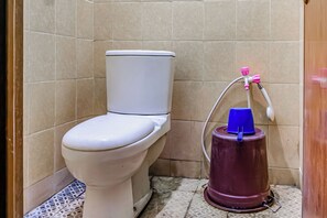 Shower, handuk, sabun, dan sampo