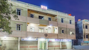 Un edificio de varios pisos con un cartel que dice 'OYO' en la parte superior.
