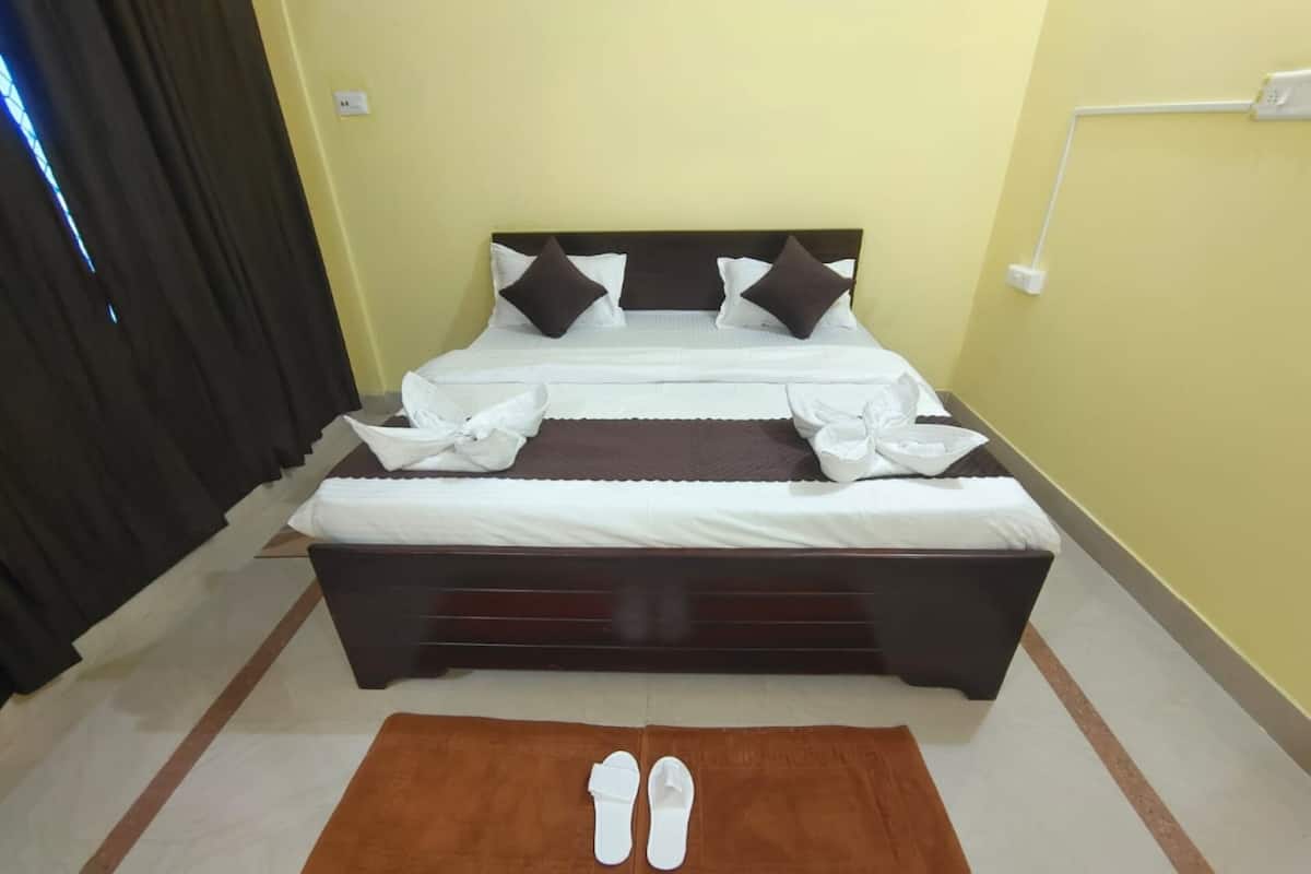 Deluxe Double Room, City View | Soundproofing, WiFi (free), bed sheets