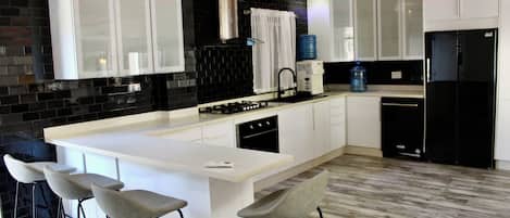 Appartement Duplex Exclusif, vue cour intérieure | Cuisine privée