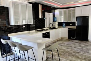 Exclusive-paritalo, näköala pihalle | Yksityinen keittiö