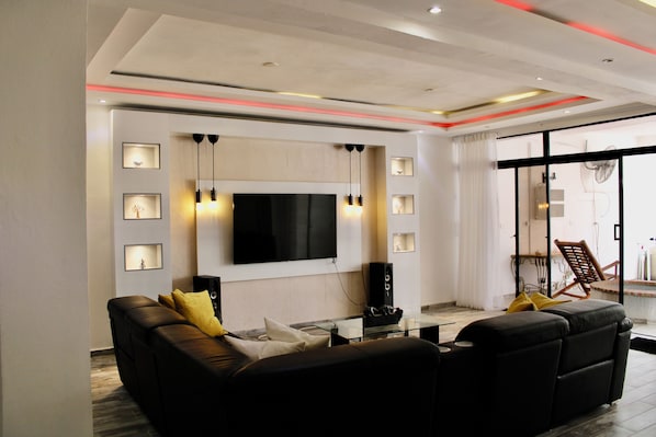 Dúplex exclusivo, vista al patio | Área de sala de estar | Televisión de pantalla plana 
