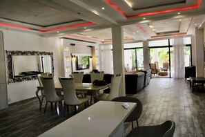 尊尚複式房屋, 庭園景 | 客廳 | 平面電視