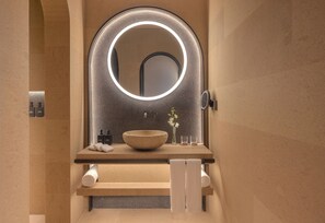 Hair dryer, bathrobes, slippers, towels - The Chedi Hegra (Al-'Ula)