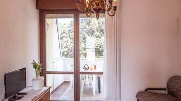 Apartment, 2 Bedrooms, Balcony, Garden View | Living area
