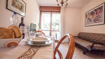 Apartment, 2 Bedrooms, Balcony, Garden View | Tempat makan