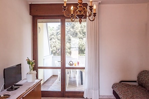 Apartment, 2 Bedrooms, Balcony, Garden View | Living area