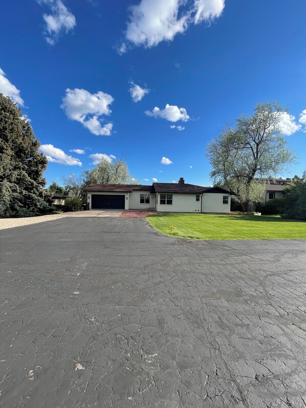 Exterior - 4-bedroom luxury villa with AC and WiFi near old town 29 day stay or more (Fort Collins)