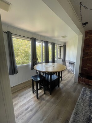 Dining - 4-bedroom luxury villa with AC and WiFi near old town 29 day stay or more (Fort Collins)