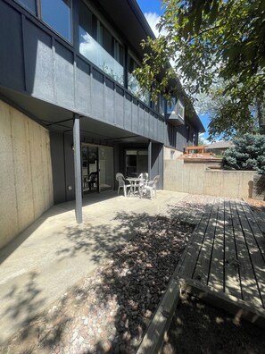 Outdoor dining - 4-bedroom luxury villa with AC and WiFi near old town 29 day stay or more (Fort Collins)