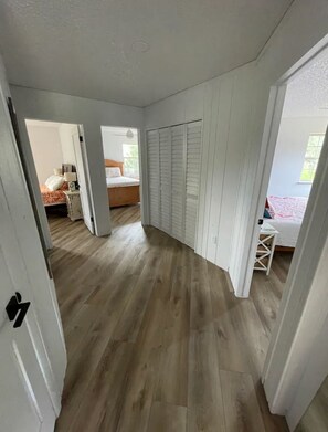 4 bedrooms, iron/ironing board, WiFi, bed sheets - 4-bedroom luxury villa with AC and WiFi near old town 29 day stay or more (Fort Collins)