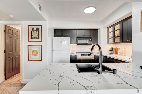 Kylskåp, mikrovågsugn, ugn och spishäll