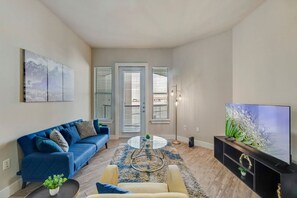 TV - Spacious 2BRI Pool I Gym I Free Parking IWorkspace (Dallas)