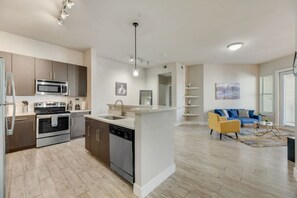 Fridge, microwave, oven, stovetop - Spacious 2BRI Pool I Gym I Free Parking IWorkspace (Dallas)