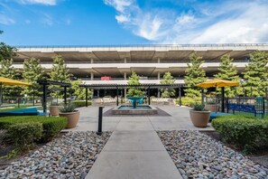 Property grounds - Serene 2BR I Pool I Gym I Free Parking I Workspace (Dallas)