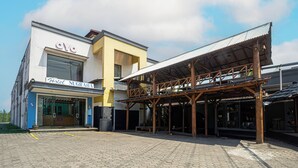 Ein Hotel mit überdachter Außenbereits und einem gut sichtbaren Eingang.