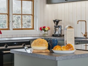 Kjøleskap, ovn, oppvaskmaskin og kjøkkenutstyr