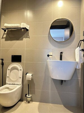 Superior Apartment | Bathroom | Free toiletries, towels, soap, toilet paper - Escada Apartments (Nairobi)