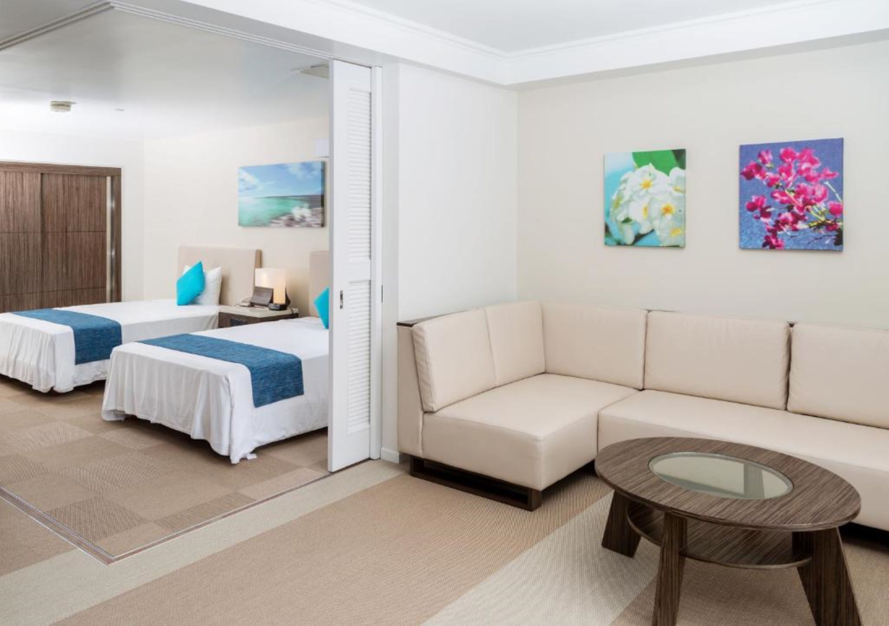 Habitación familiar, para no fumadores, vista al campo de golf | Área de sala de estar | Televisión de pantalla plana 