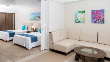 Habitación familiar, para no fumadores, vista al campo de golf | Área de sala de estar | Televisión de pantalla plana