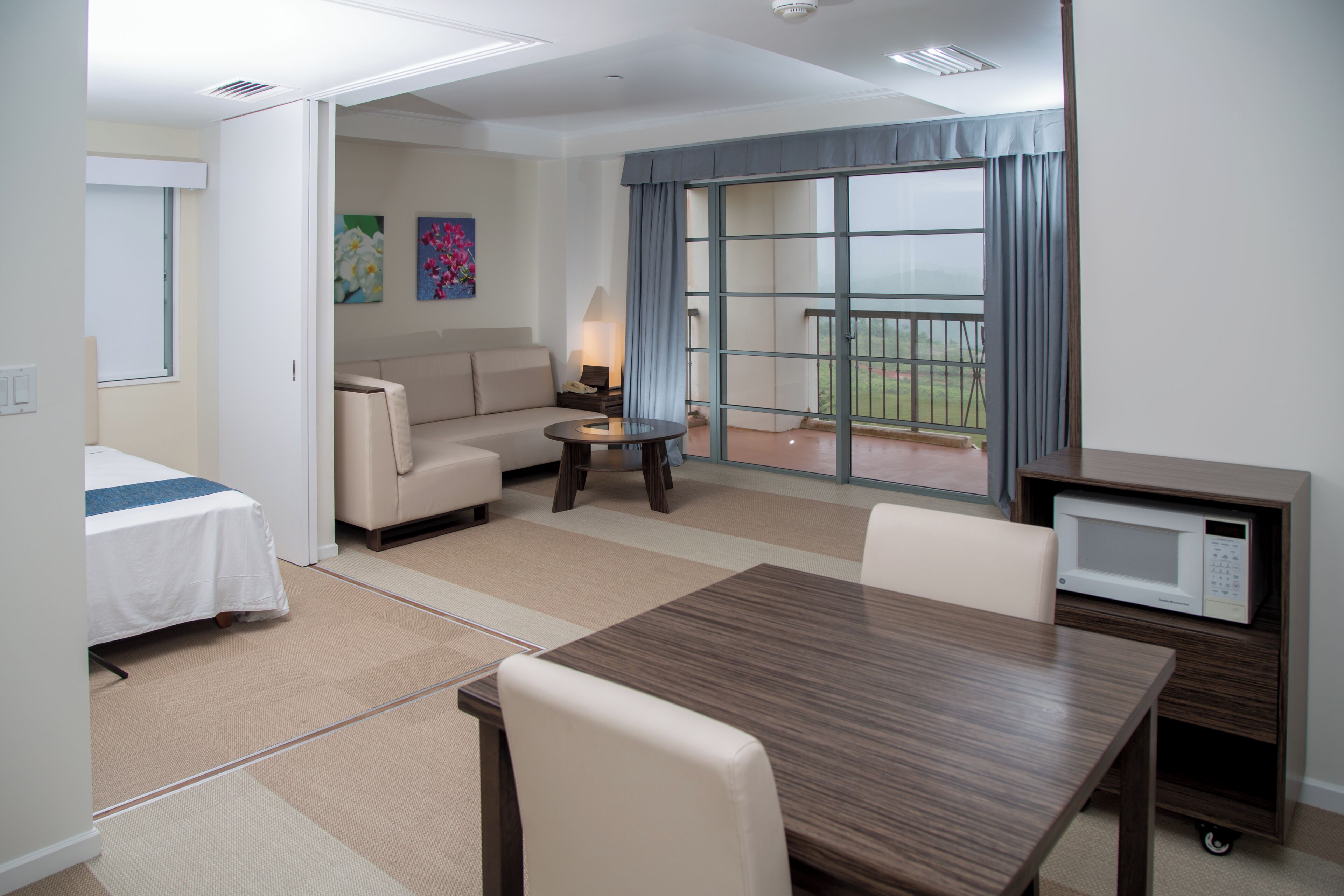 Chambre Familiale, non-fumeurs, vue golf | Coffres-forts dans les chambres, rideaux occultants, Wi-Fi gratuit
