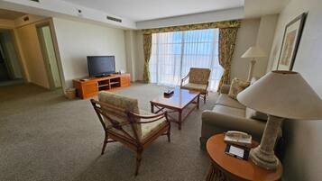 Habitación, para no fumadores, vista al campo de golf | Área de sala de estar | Televisión de pantalla plana