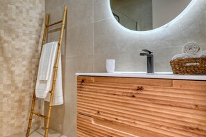 Shower, hair dryer, towels