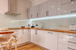 Køleskab, mikrobølgeovn, ovn, kogeplade