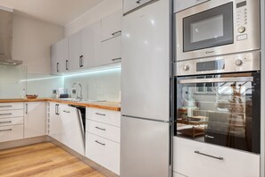 Kühlschrank, Mikrowelle, Ofen, Herdplatte