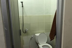 Standaard tweepersoonskamer | Badkamer | Een douche, handdoeken, zeep