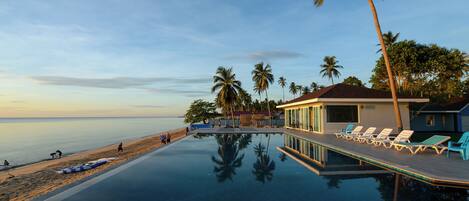 Außenpool, Sonnenschirme, Liegestühle