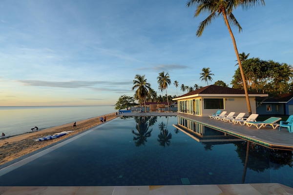 Utendørsbasseng, bassengparasoller og solsenger