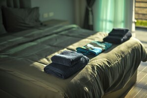 办公桌、笔记本电脑工作区、免费 WiFi