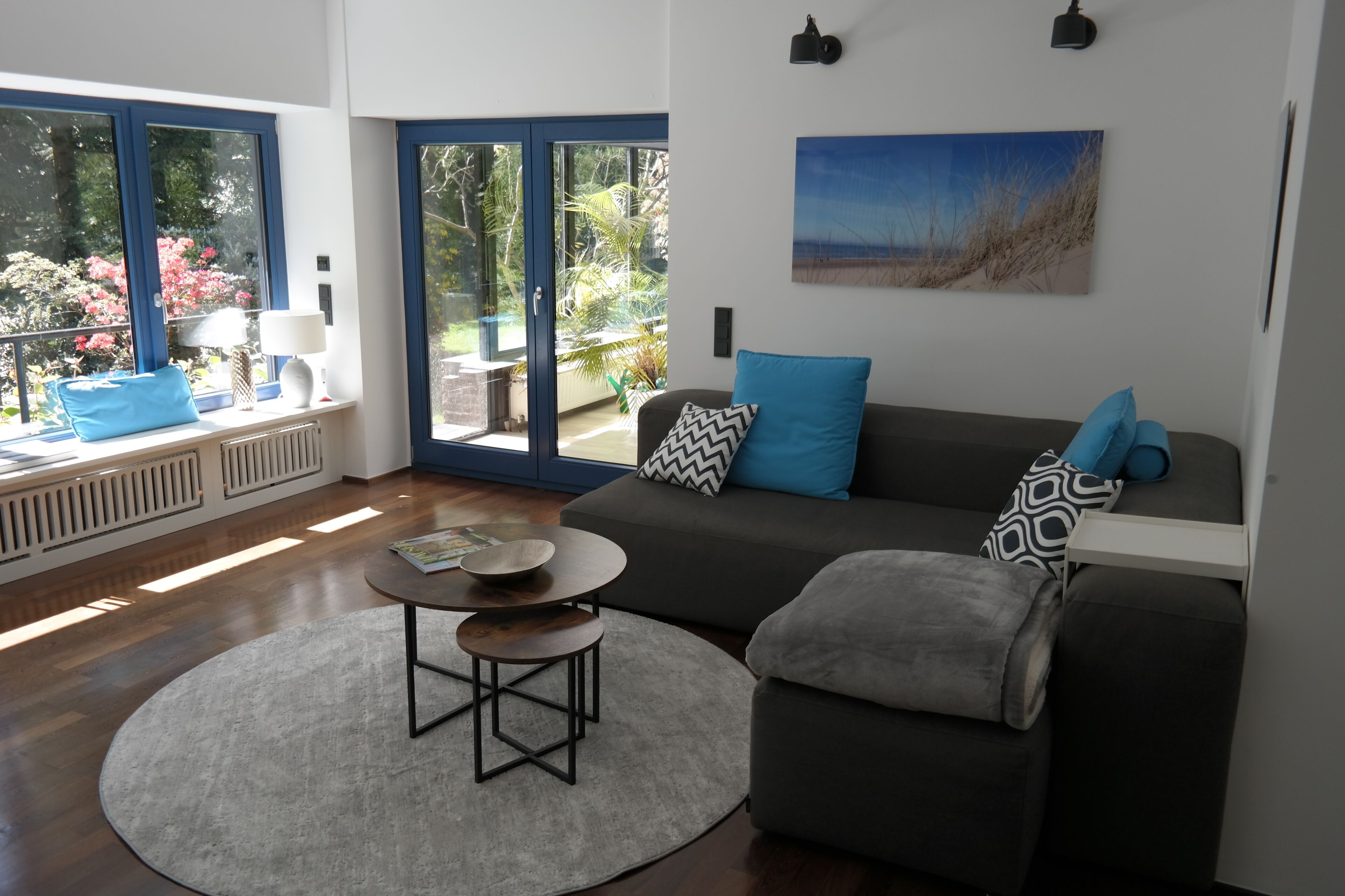 Een smart-tv, een open haard en boeken