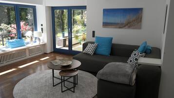 Een smart-tv, een open haard en boeken