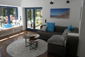 Smart TV, fireplace, books - Modern, quiet vacation apartment with garden in the Hülser Bruch nature reserve (Krefeld)