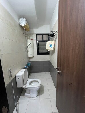 Shower, hair dryer, towels, soap - A premium 2bhk apartment stay with comfort furniture @ Nanded City (Pune)
