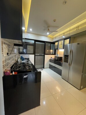 Fridge, microwave, stovetop, electric kettle - A premium 2bhk apartment stay with comfort furniture @ Nanded City (Pune)