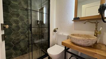 Kamar Deluks, pemandangan laut | Kamar mandi | Shower, pengering rambut, sandal, dan handuk