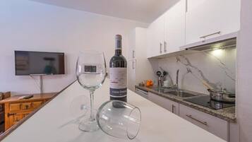 Frigorífico, microondas, placa de cocina y cafetera o tetera