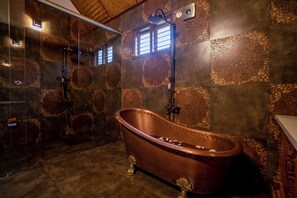 Luxe tweepersoonskamer, uitzicht op tuin | Badkamer | Gratis toiletartikelen, handdoeken, zeep, shampoo