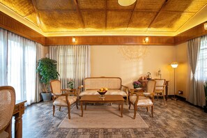 Chambre Double Luxe, vue jardin | Coin séjour