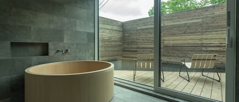 Villa Premium | Badrum | Badkar och dusch, hårtork, badrock och elektronisk bidé