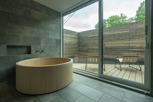 Villa Premium | Baño | Bañera y ducha independientes, secador de pelo y albornoces